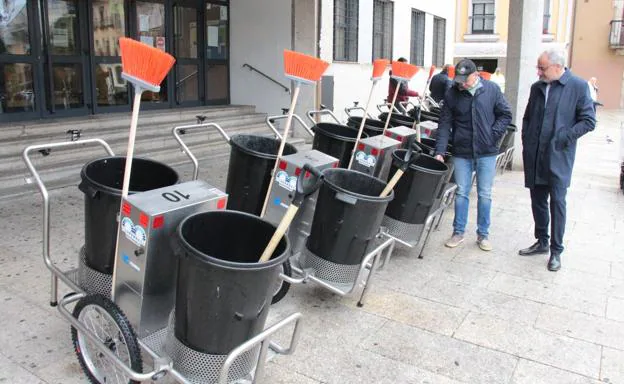 El alcalde de Ponferrada, Olegario Ramón, revisa los nuevos carritos eléctricos que se utilizarán en el servicio de recogida urbana de basura.