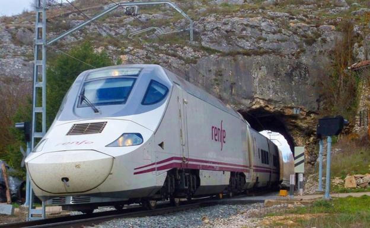 Un Alvia cubre la línea entre León y Gijón.