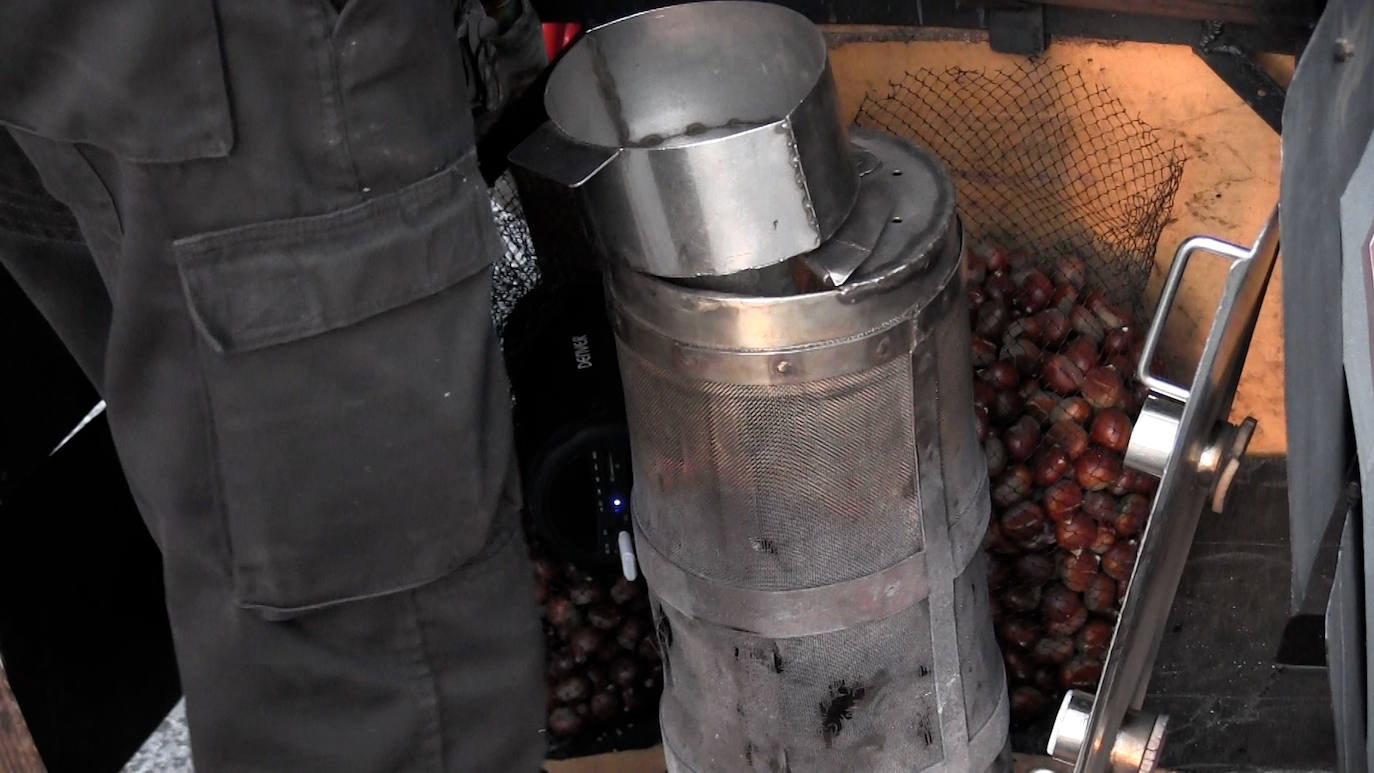 Ángel no entiende de inflacción y la venta de las castañas sigue igual que el pasado año. 