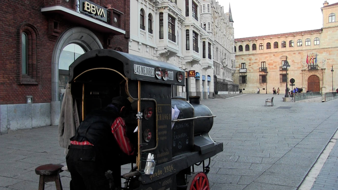 Ángel no entiende de inflacción y la venta de las castañas sigue igual que el pasado año. 