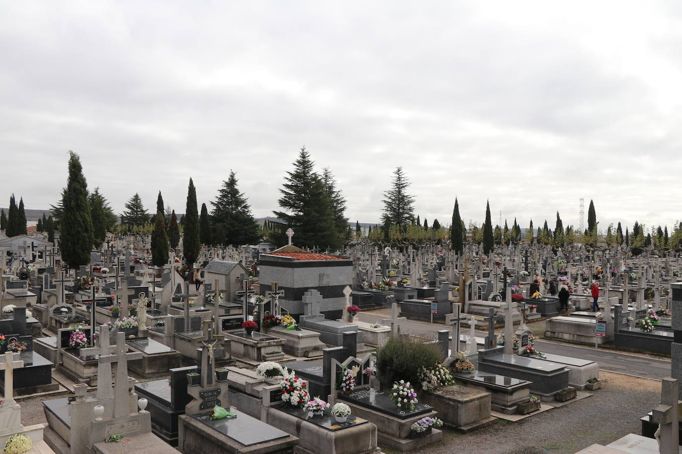 Miles de leoneses se desplazan hoy al cementerio de San Froilán para recordar a sus seres queridos ya difuntos