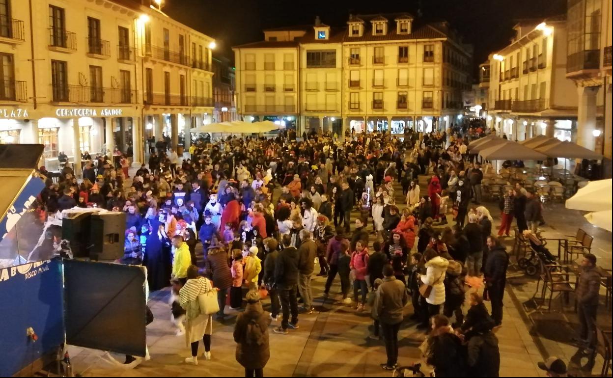 El desfile de miedo finalizó en la plaza Mayor donde había música y chocolatada. 