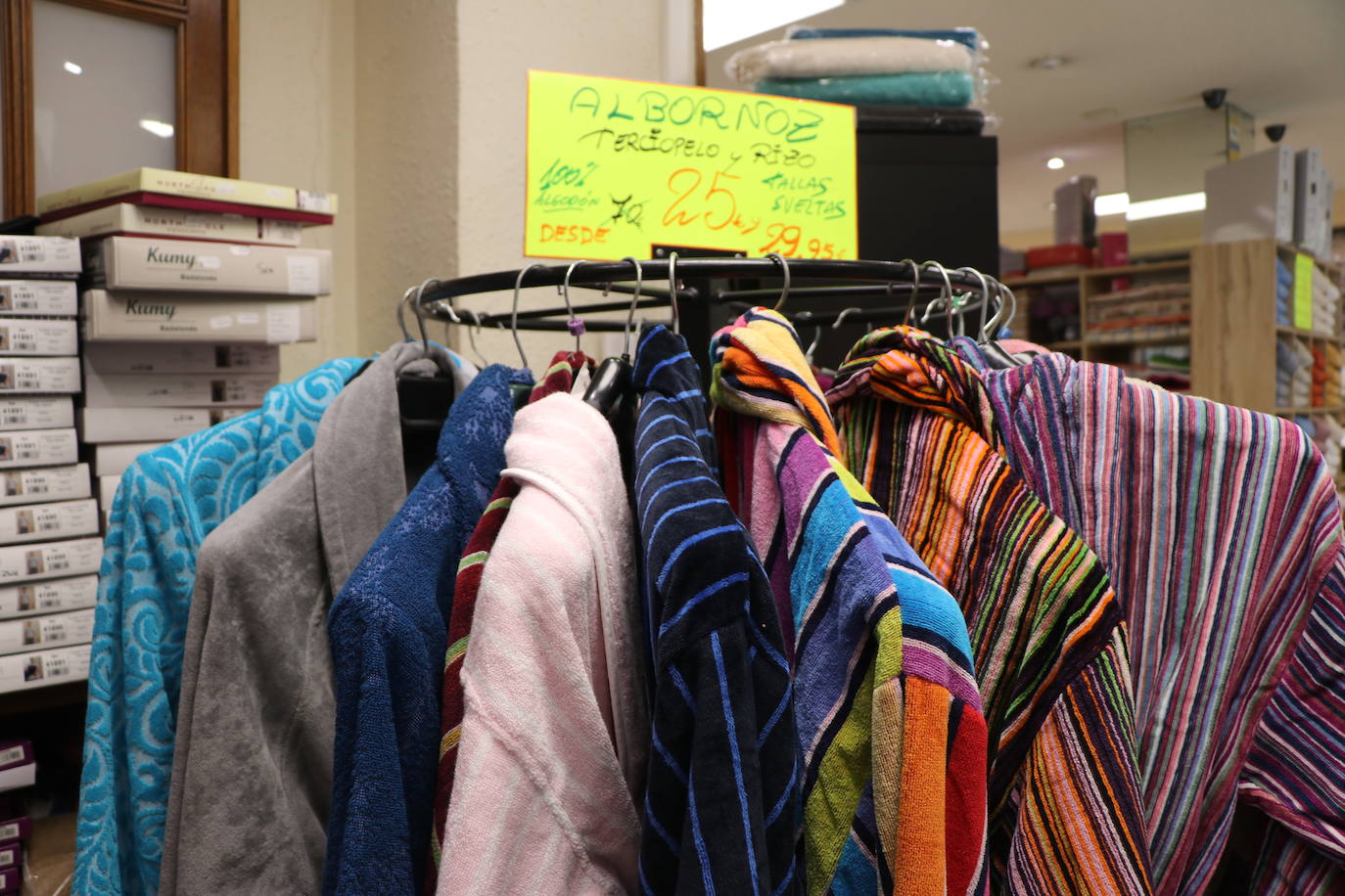 Ropa de invierno para el hogar en Galerías Onís, donde ha aumentado su venta un 50 por ciento con respecto a octubre del año pasado.