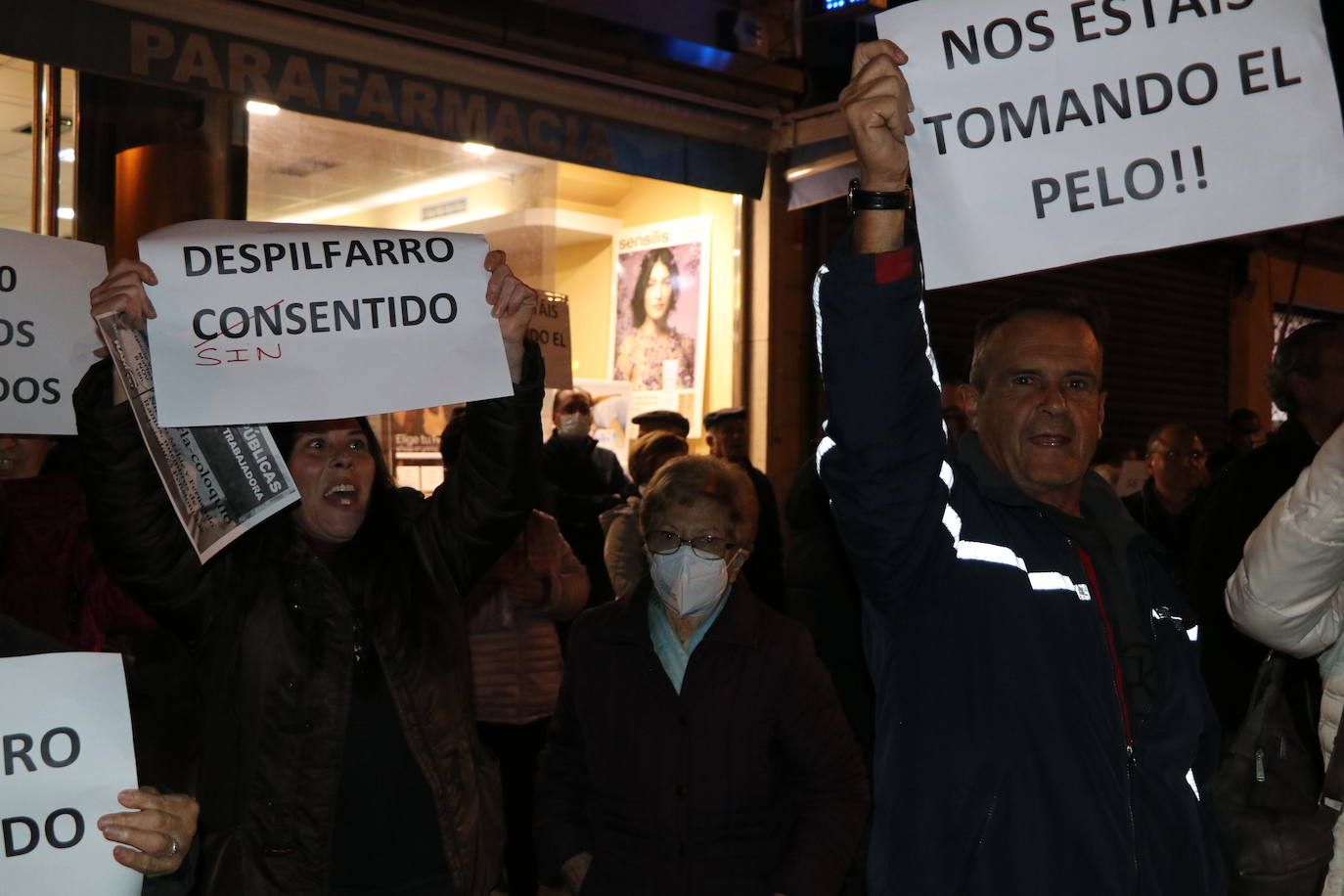 Los vecinos de Pinilla se han concentrado frente al centro de salud para pedir soluciones.