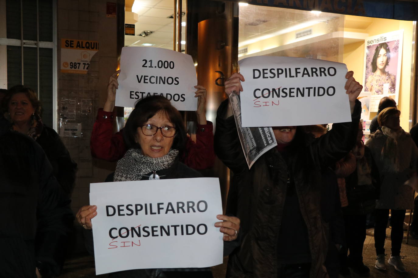 Los vecinos de Pinilla se han concentrado frente al centro de salud para pedir soluciones.