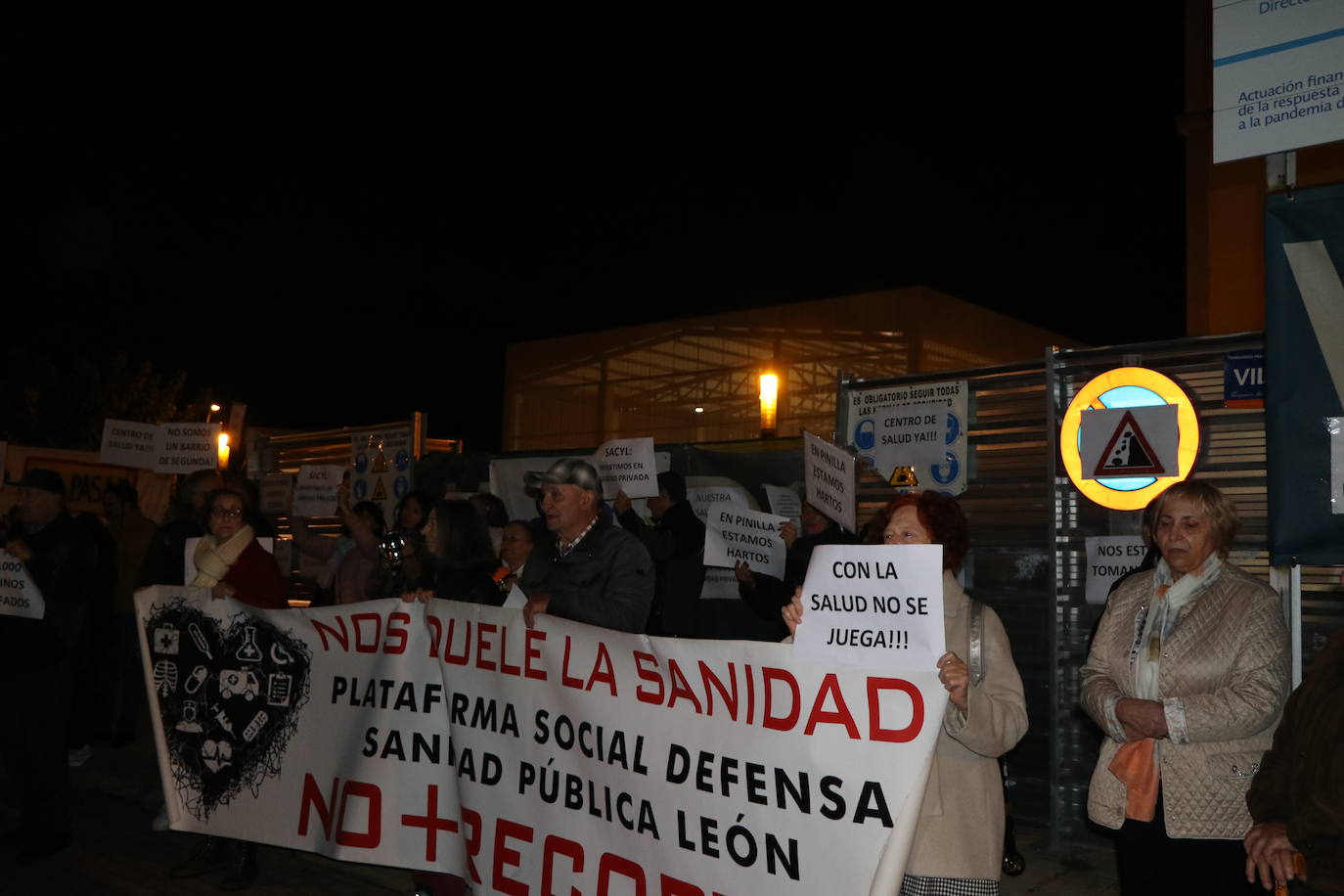 Los vecinos de Pinilla se han concentrado frente al centro de salud para pedir soluciones.