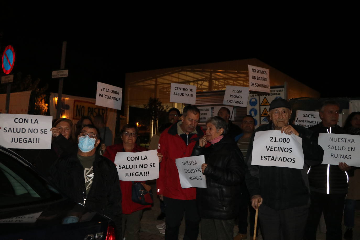 Los vecinos de Pinilla se han concentrado frente al centro de salud para pedir soluciones.