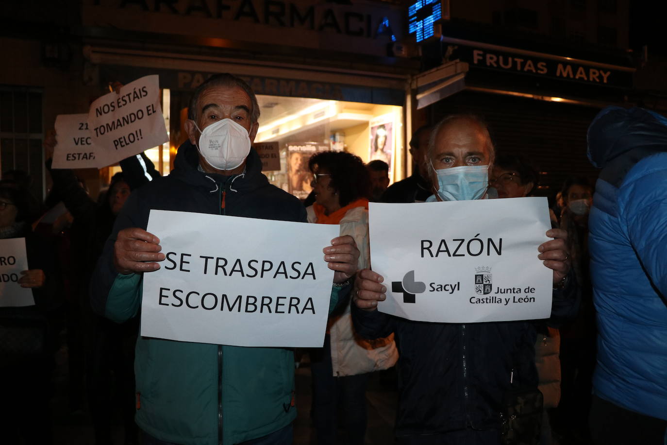 Los vecinos de Pinilla se han concentrado frente al centro de salud para pedir soluciones.