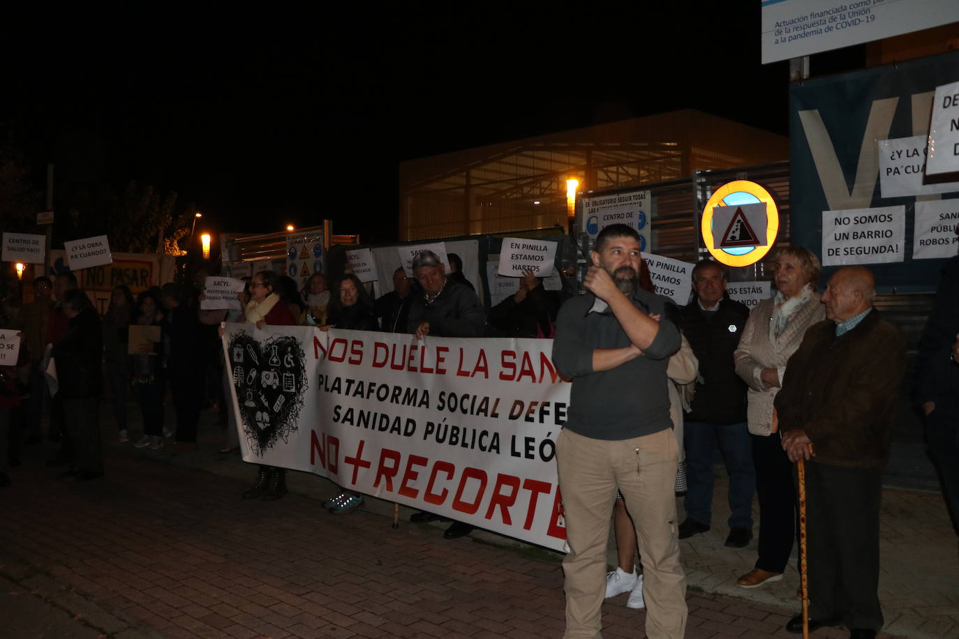 Los vecinos de Pinilla se han concentrado frente al centro de salud para pedir soluciones.