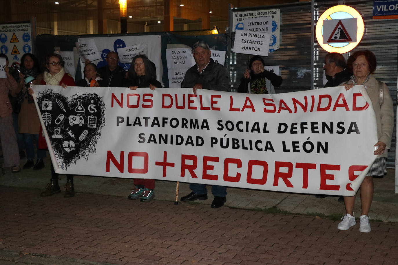 Los vecinos de Pinilla se han concentrado frente al centro de salud para pedir soluciones.