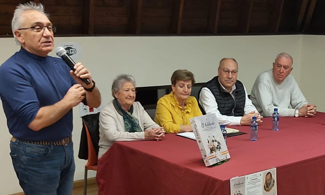 La Biblioteca Pública Municipal Padre Isla ha acogido la presentación del libro que recoge esta publicación que se realizó en la escuela de niñas de la localidad leonesa desde 1934 hasta 1969