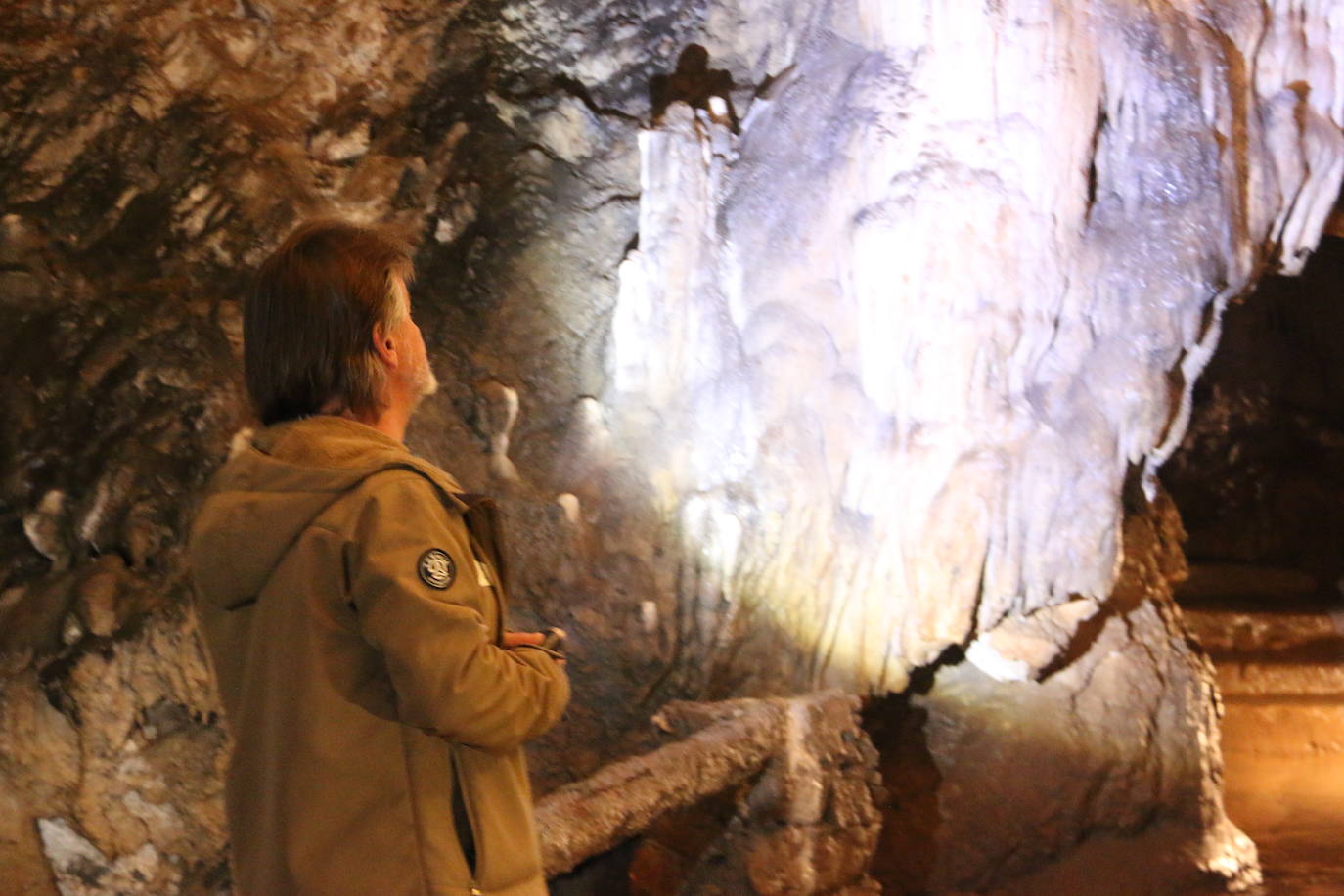 La cueva cuenta con este guía que lleva dedicando su vida a mostrar los secretos de esta joya de la provincia a miles de turistas desde 1983.