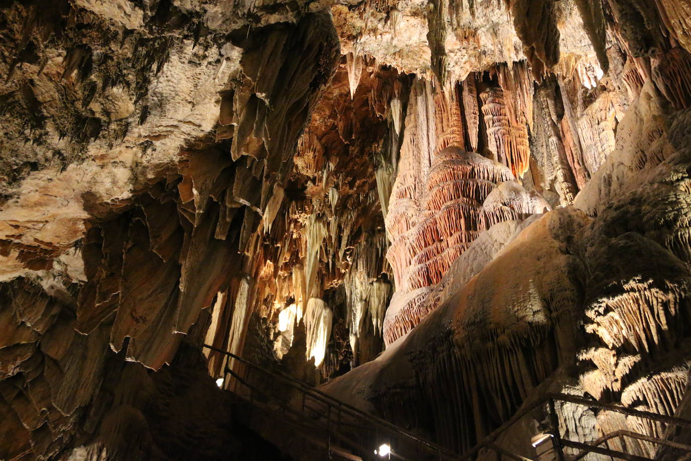 La cueva cuenta con este guía que lleva dedicando su vida a mostrar los secretos de esta joya de la provincia a miles de turistas desde 1983.