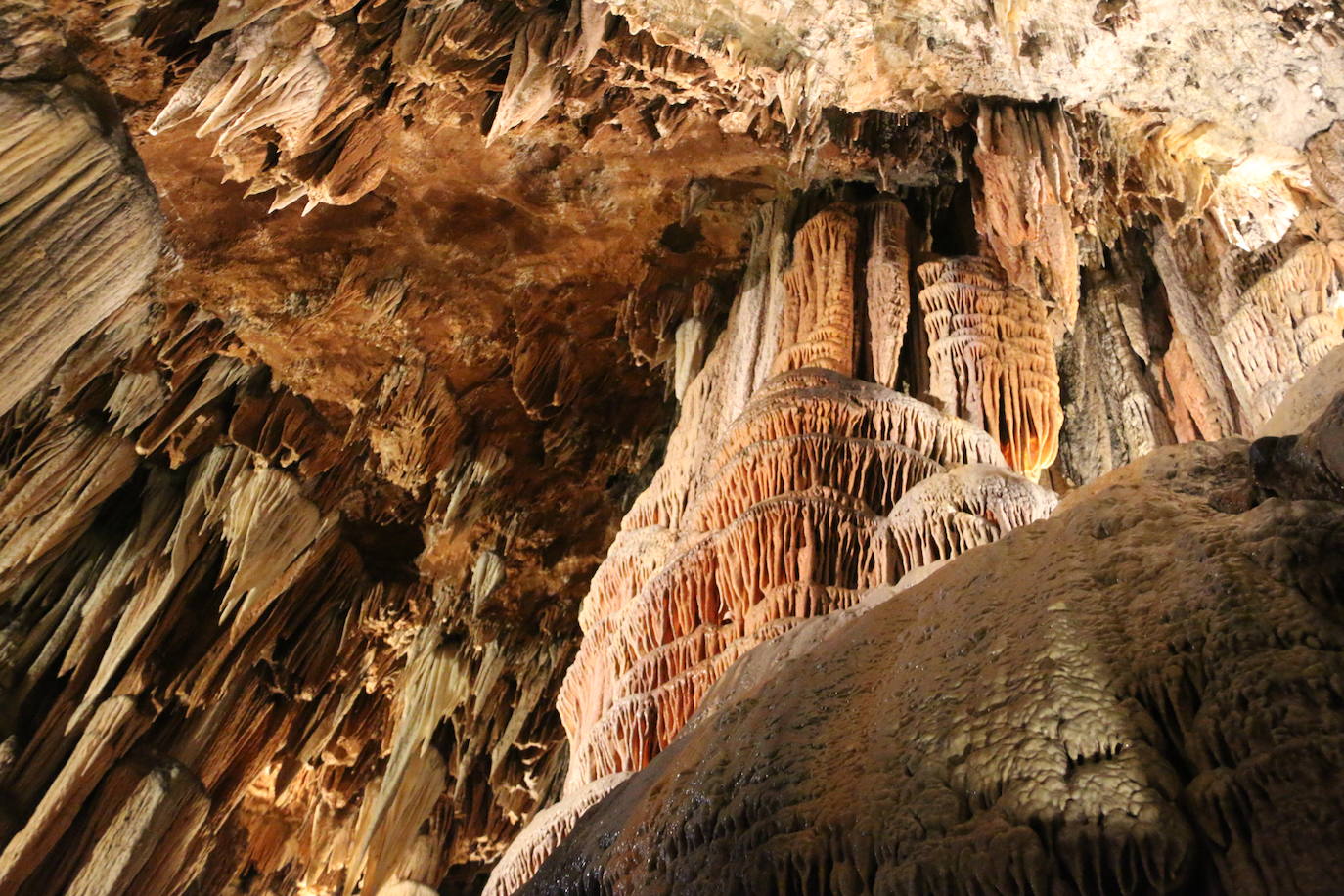 La cueva cuenta con este guía que lleva dedicando su vida a mostrar los secretos de esta joya de la provincia a miles de turistas desde 1983.