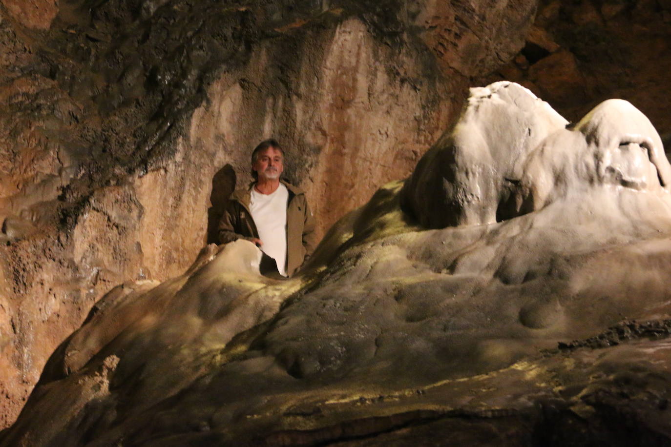 La cueva cuenta con este guía que lleva dedicando su vida a mostrar los secretos de esta joya de la provincia a miles de turistas desde 1983.