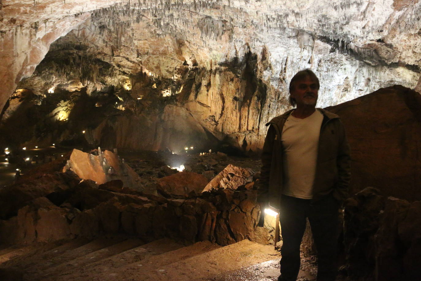 La cueva cuenta con este guía que lleva dedicando su vida a mostrar los secretos de esta joya de la provincia a miles de turistas desde 1983.