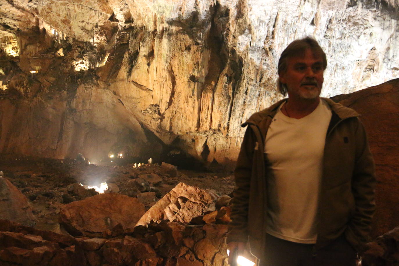 La cueva cuenta con este guía que lleva dedicando su vida a mostrar los secretos de esta joya de la provincia a miles de turistas desde 1983.