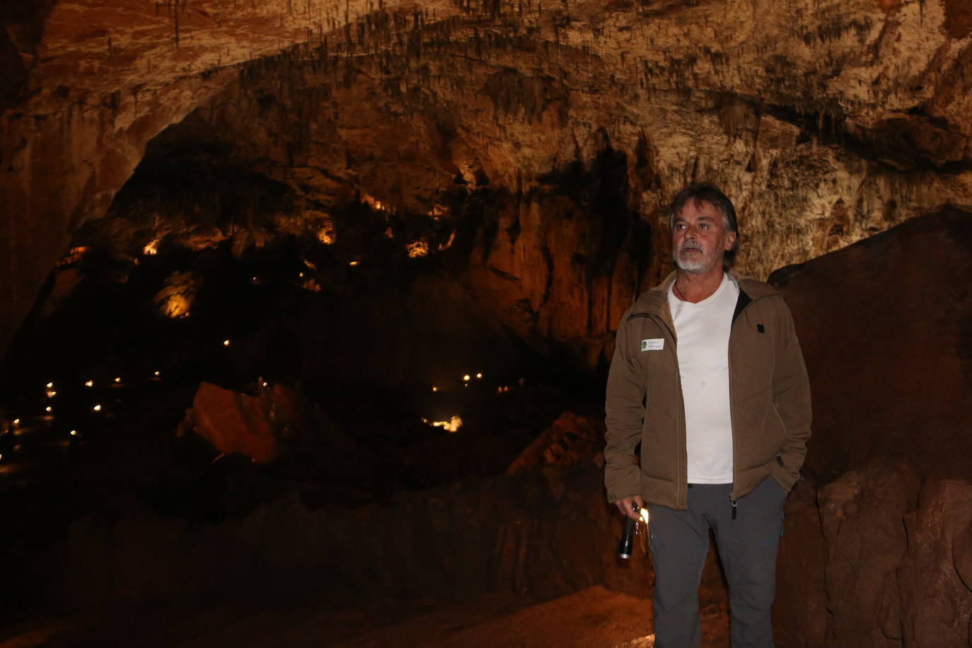 La cueva cuenta con este guía que lleva dedicando su vida a mostrar los secretos de esta joya de la provincia a miles de turistas desde 1983.