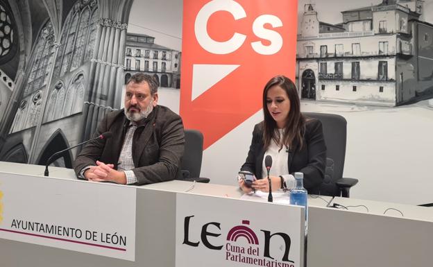 Antonio Pérez y Gemma Villarroel, concejales de Ciudadanos en el Ayuntamiento de León, presentan el listado de obras que se deben acometer en los centros públicos de la ciudad.