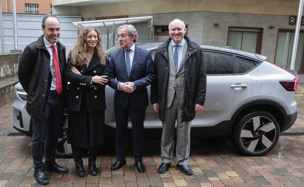 Imagen. La Cámara de Comercio de León celebra la jornada 'Ventajas prácticas del vehículo eléctrico para el tejido empresarial'. En la imagen, el presidente de la Cámara, Javier Vega (2D); el director general de Industria de la Junta, Fernando del Campo González (D); el director general de Energía y Minas de la Junta, Alfonso Arroyo (I) y la delegada territorial, Ester Muñoz