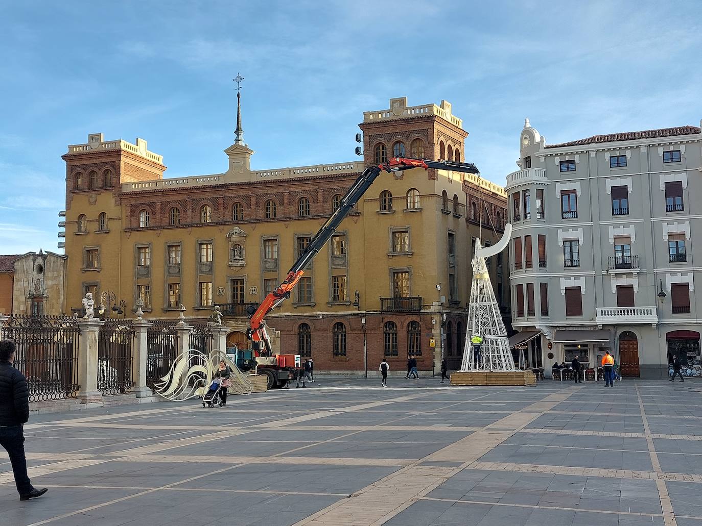 El Ayuntamiento instala en la Plaza de Regla el árbol de Navidad.