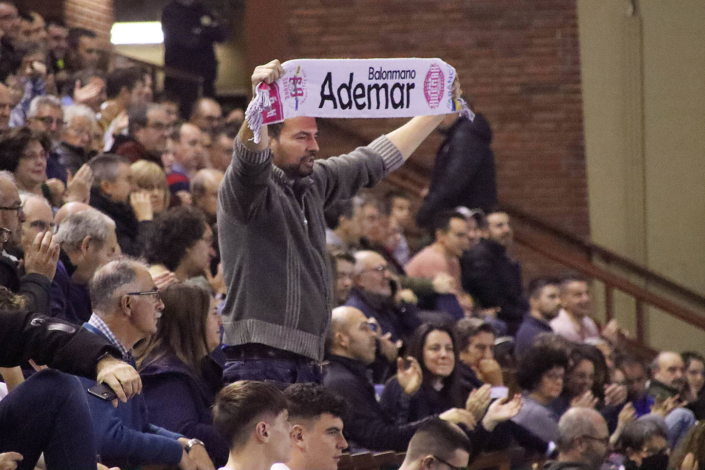 El Abanca Ademar ha superado a Bada Huesca y sigue optando a los primeros puestos de la Liga Plenitude Asobal