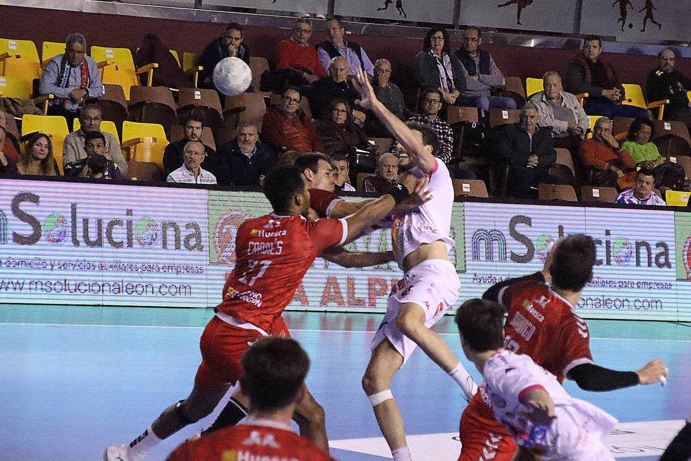 El Abanca Ademar ha superado a Bada Huesca y sigue optando a los primeros puestos de la Liga Plenitude Asobal