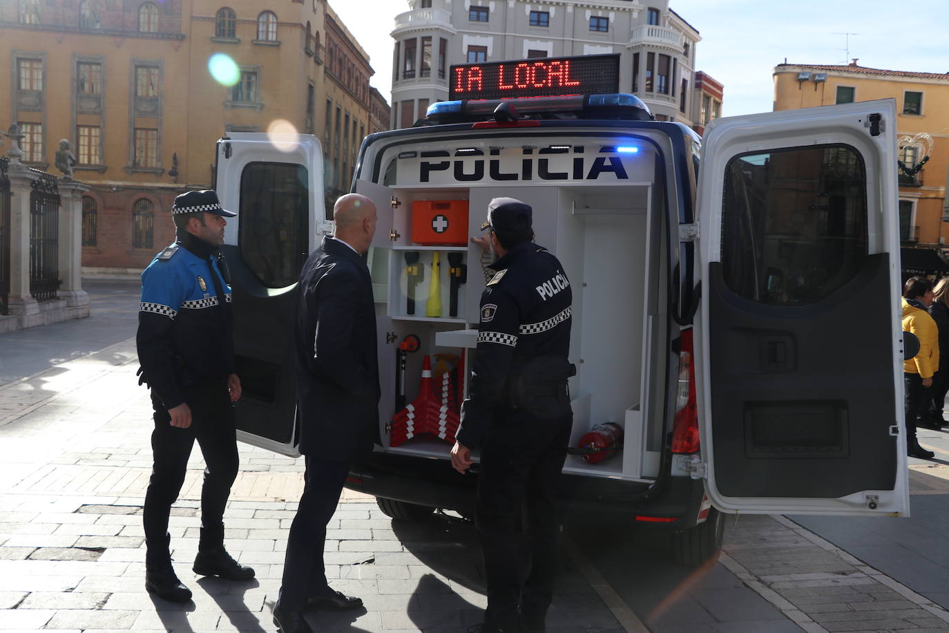 El nuevo vehículo de la Policía Local de León se presenta a los pies de la Catedral. 