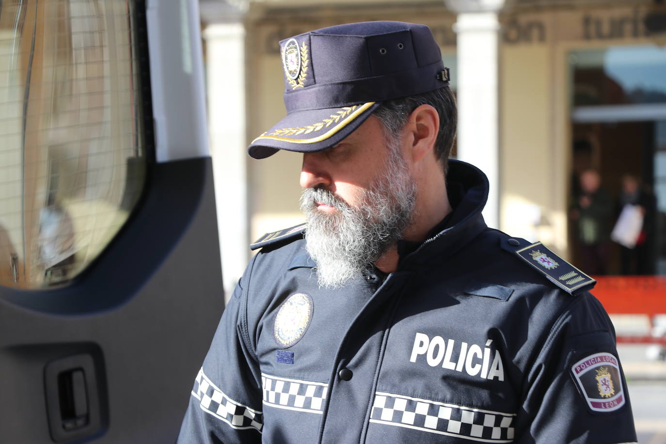 El nuevo vehículo de la Policía Local de León se presenta a los pies de la Catedral. 