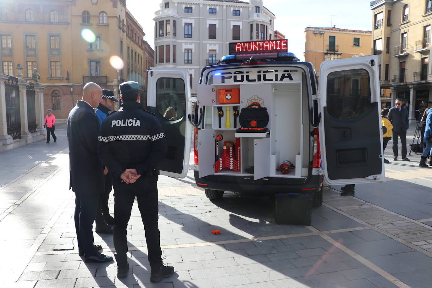 El nuevo vehículo de la Policía Local de León se presenta a los pies de la Catedral. 