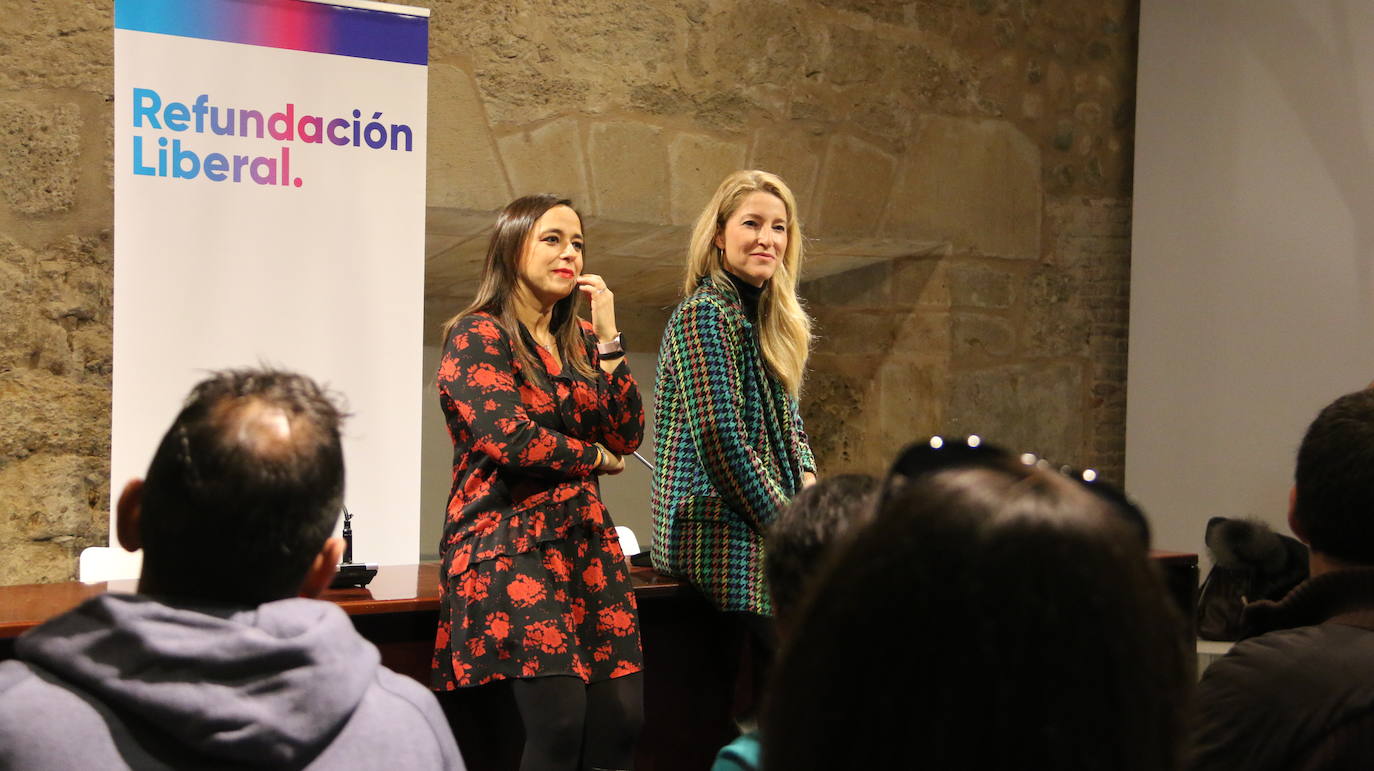 La coordinadora de Ciudadanos Comunidad Valenciana y miembro del Equipo Político para la Refundación, María Muñoz, y la coordinadora de Ciudadanos en Castilla y León, Gemma Villarroel, participan la visita a León de la gira 'Destino Refundación'