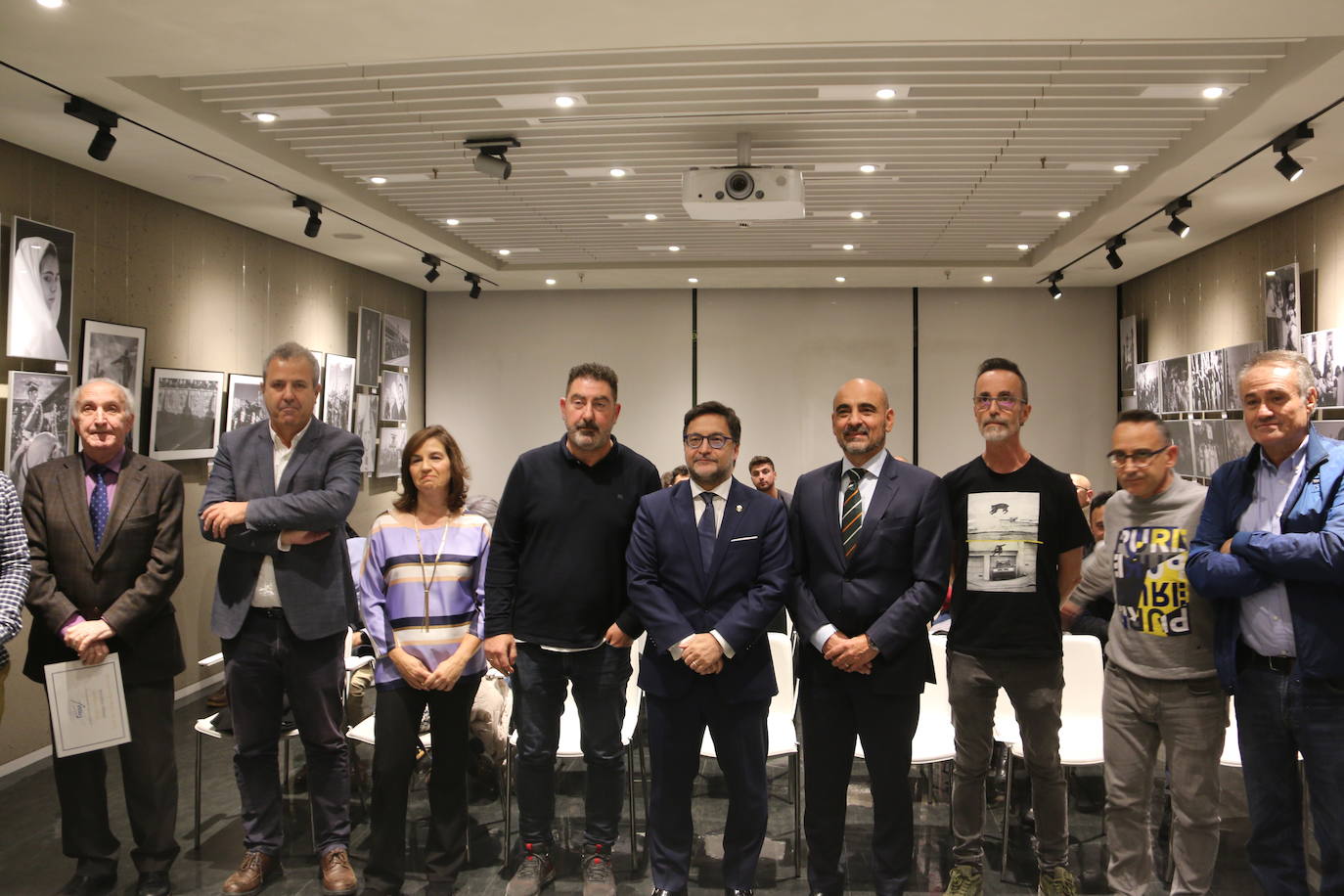 El Corte Inglés expone las obras finalistas del concurso sobre el 33 encuentro nacional de cofradías denominado Passio Legionensis. 