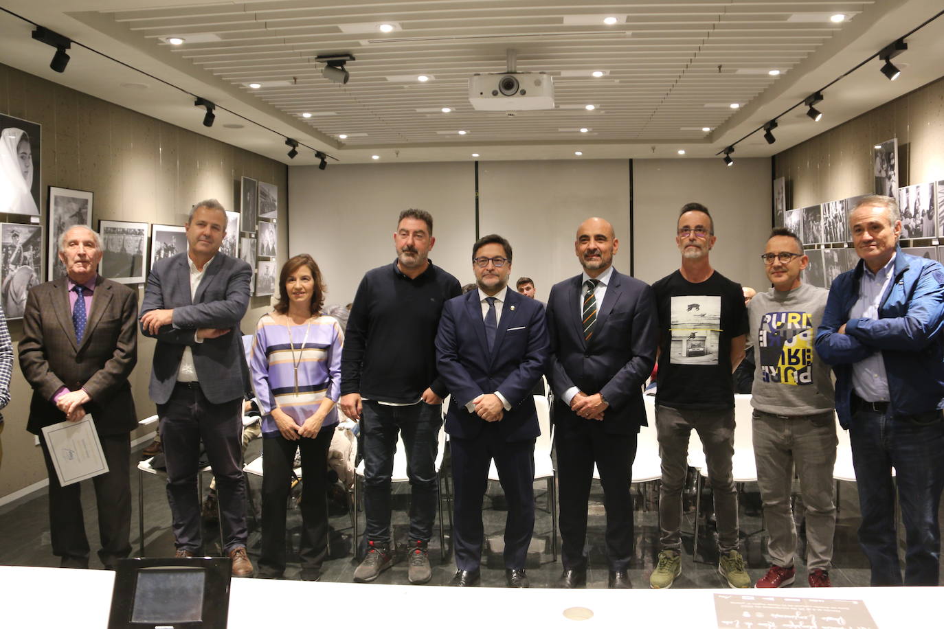 El Corte Inglés expone las obras finalistas del concurso sobre el 33 encuentro nacional de cofradías denominado Passio Legionensis. 