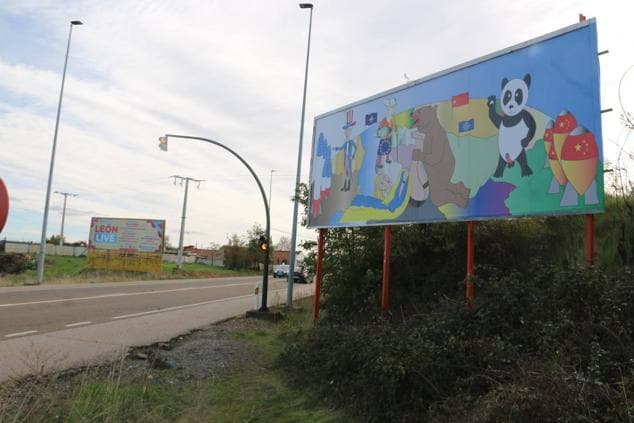 Dibujo realizado por el artista conocido como el 'Banksy' leonés en una valla publicitaria a la entrada de la ciudad por la Carretera de Asturias.