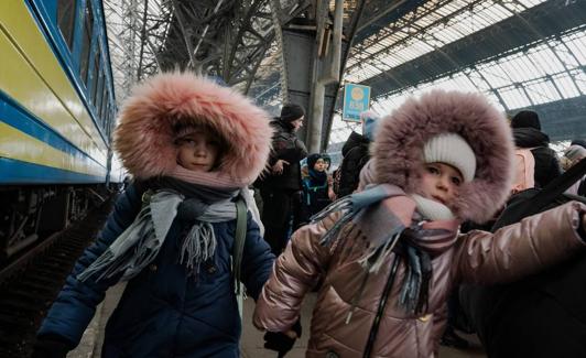 Dos niños, en una estación de tren de Ucrania. 