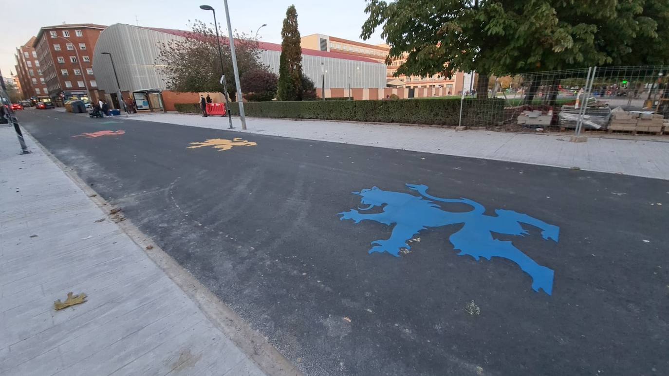 Leones pintados con colores en la calle Señor de Bembibre.