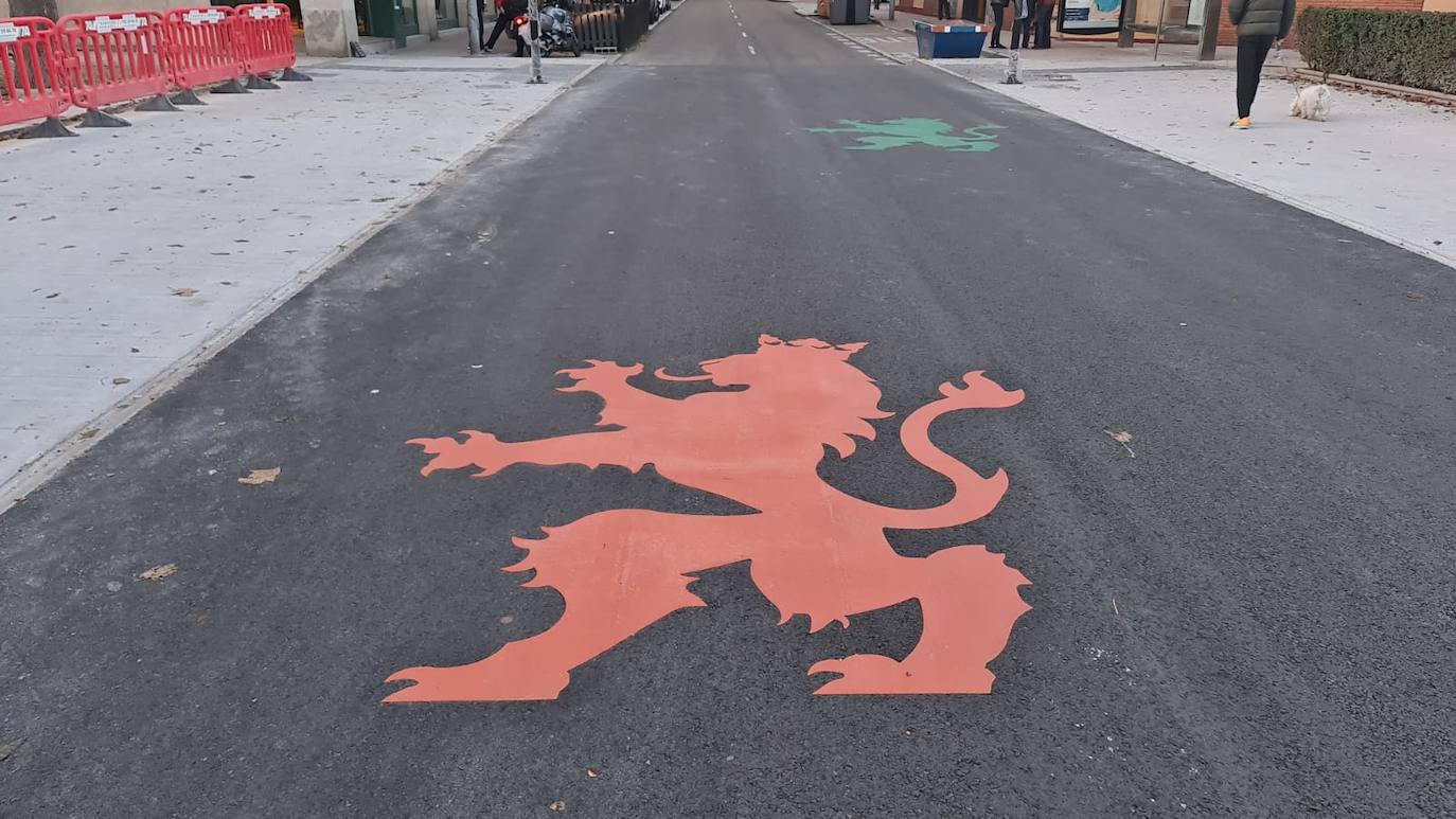 Leones pintados con colores en la calle Señor de Bembibre.