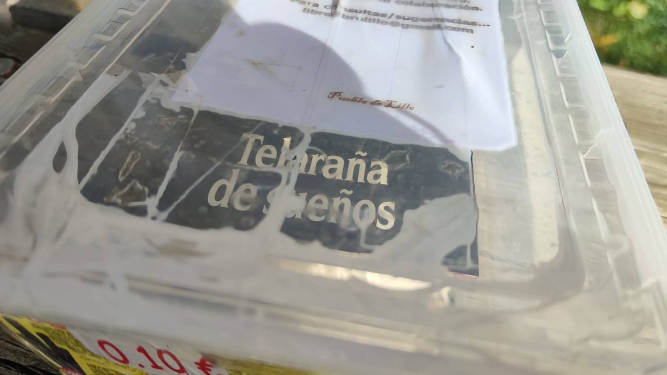 Uno de los libros depositado al inicio de una ruta en la localidad de Puebla de Lillo. 