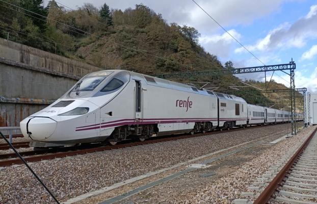 El tren S-730, alquilado por Renfe al Adif, probando la variante de Pajares a la altura de Campomanes. 