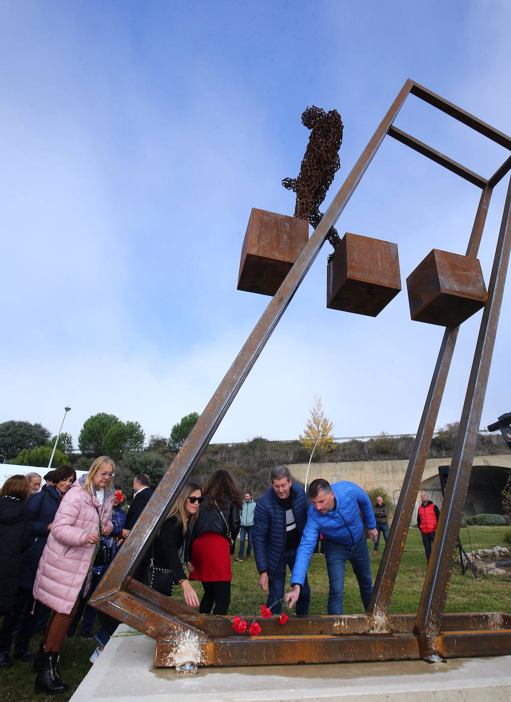 Inauguración de un monumento en homenaje a los republicanos fusilados enterrados en la zona de Montearenas en Ponferrada.