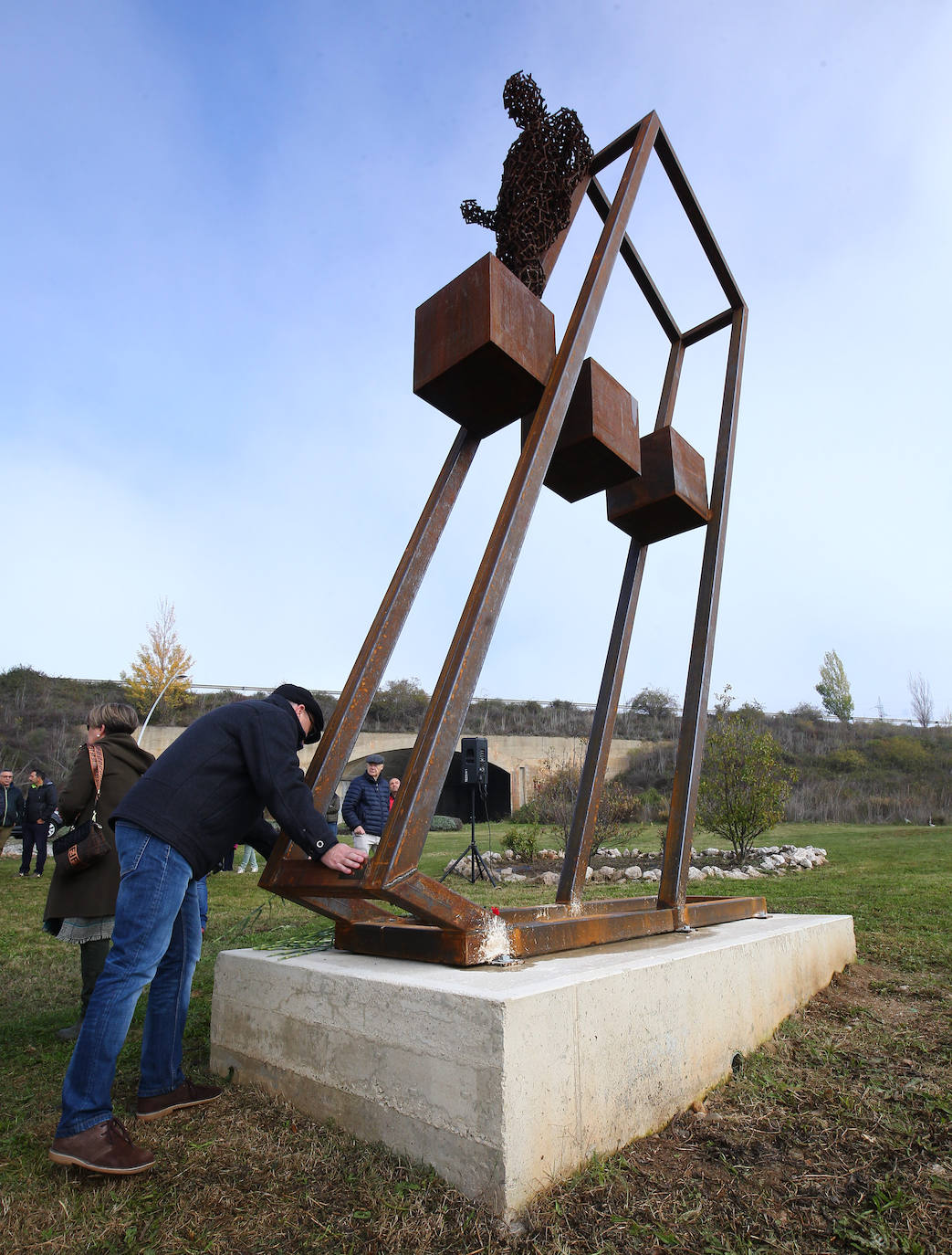 Inauguración de un monumento en homenaje a los republicanos fusilados enterrados en la zona de Montearenas en Ponferrada.