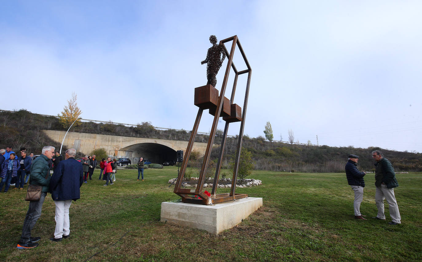 Inauguración de un monumento en homenaje a los republicanos fusilados enterrados en la zona de Montearenas en Ponferrada.