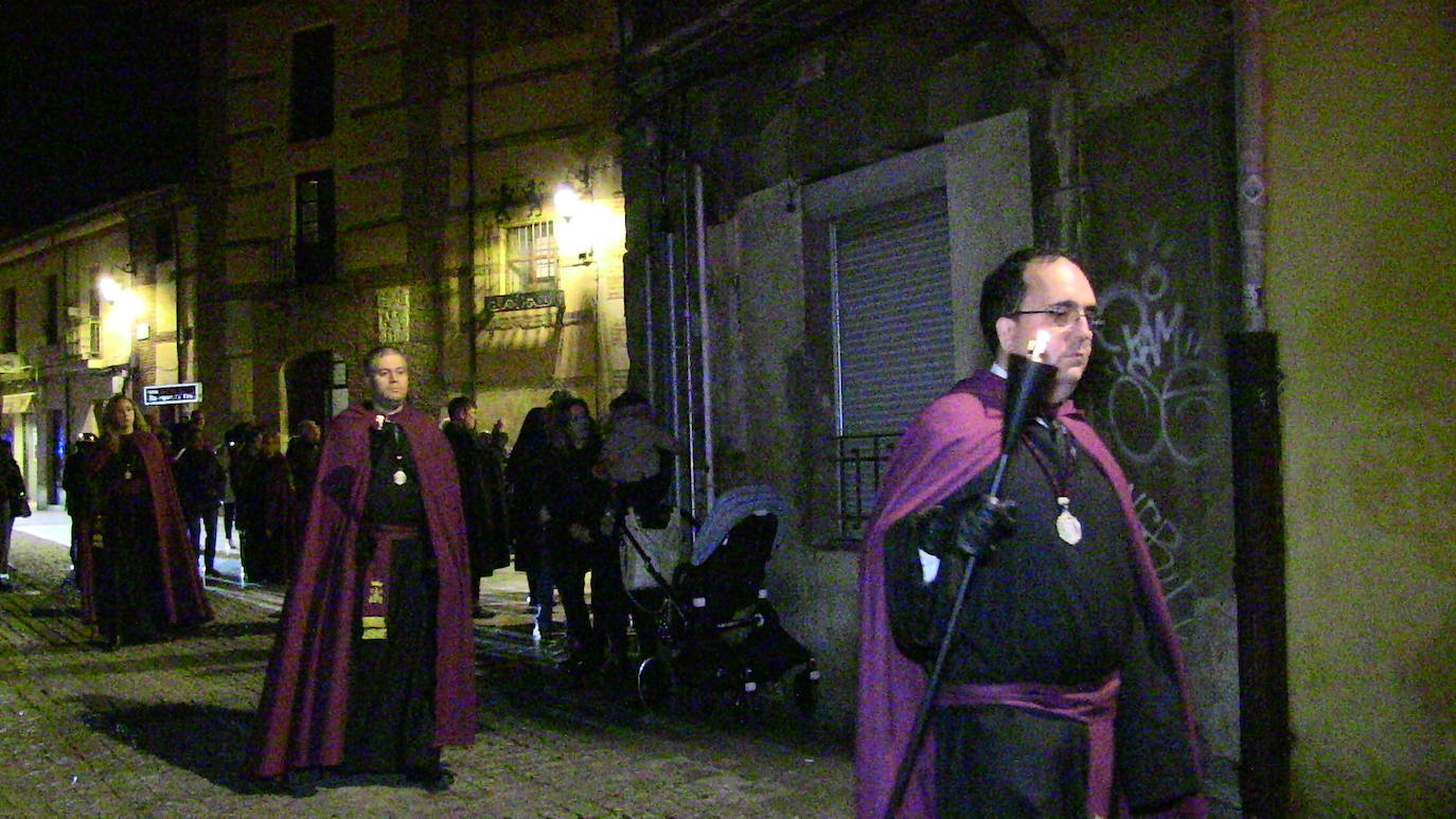 La Cofradía de Nuestra Señora de la Piedad y Ánimas del Santo Malvar, encargada de los entierros de los más pobres de la capital, recupera su procesión de difuntos con una celebración austera, pero muy emotiva