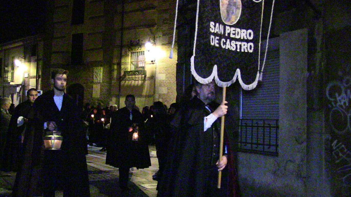 La Cofradía de Nuestra Señora de la Piedad y Ánimas del Santo Malvar, encargada de los entierros de los más pobres de la capital, recupera su procesión de difuntos con una celebración austera, pero muy emotiva