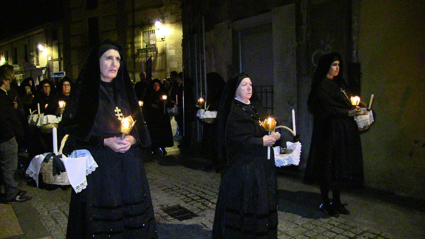 La Cofradía de Nuestra Señora de la Piedad y Ánimas del Santo Malvar, encargada de los entierros de los más pobres de la capital, recupera su procesión de difuntos con una celebración austera, pero muy emotiva