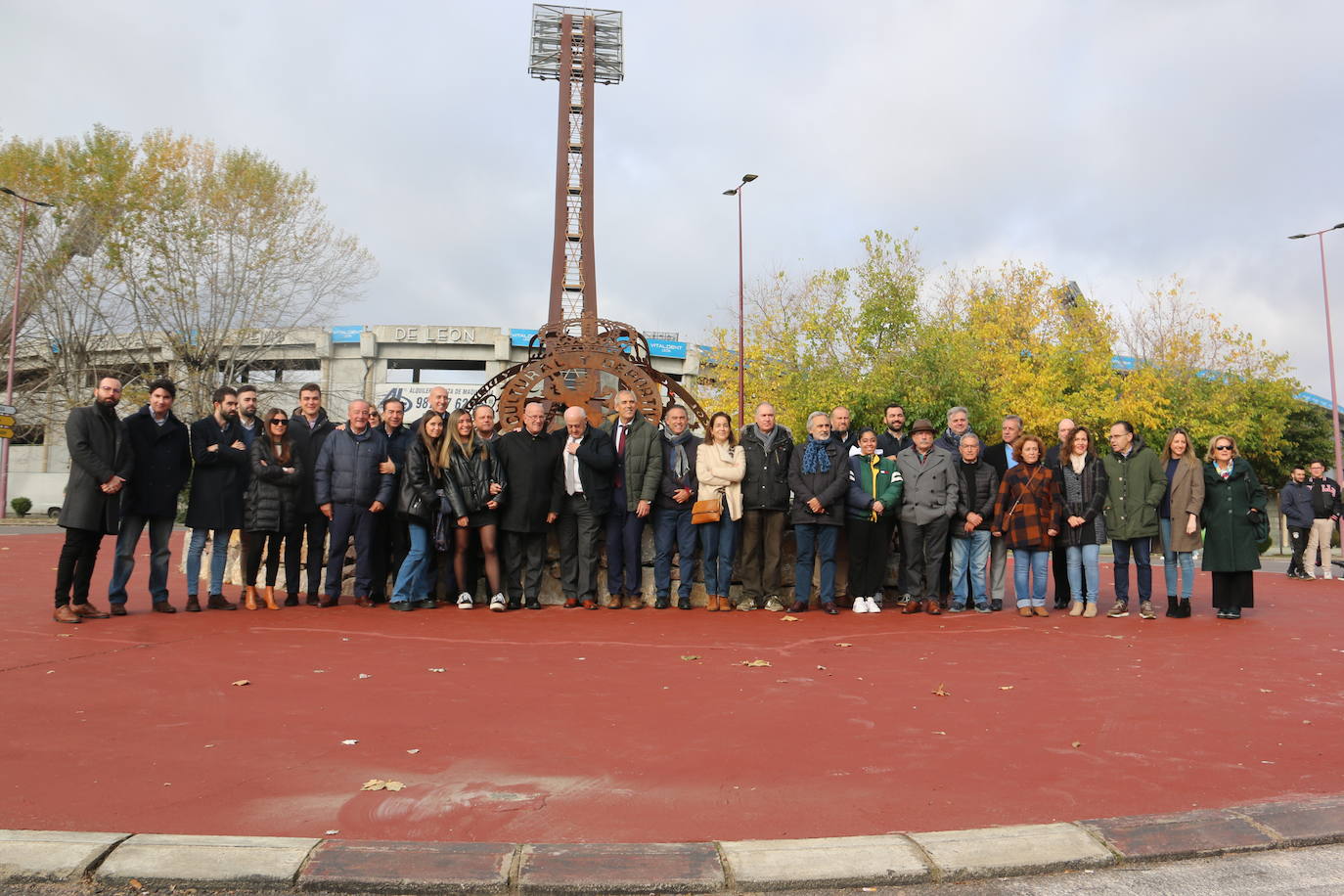 Acto de inauguración de la escultura en honor a la Cultural en la rotonda. 