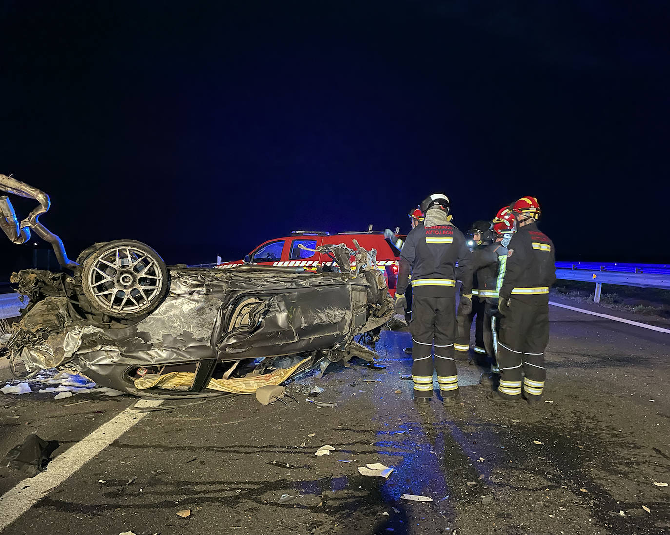 Efectivos y cuerpos de seguridad en el lugar del accidente de este sábado. 