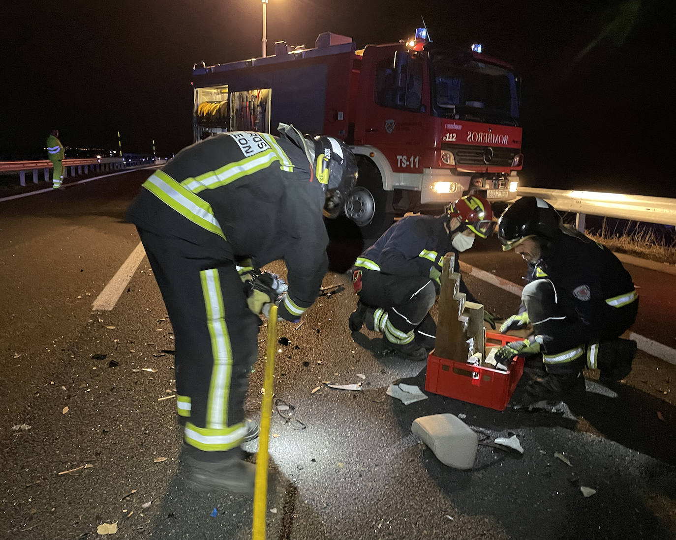 Efectivos y cuerpos de seguridad en el lugar del accidente de este sábado. 