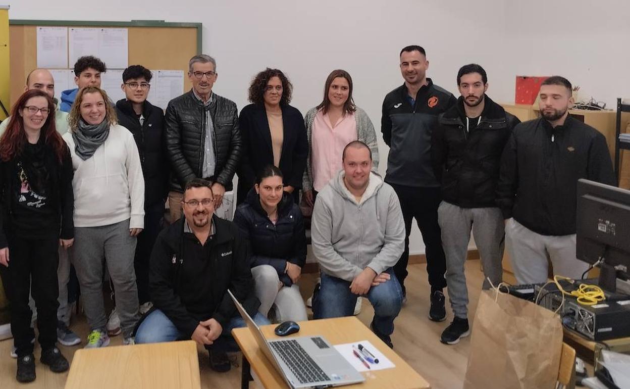 La diputada del área y técnicos de Juventud de la Diputación con los alumnos del curso de Epatil que se desarrolla en Fabero.