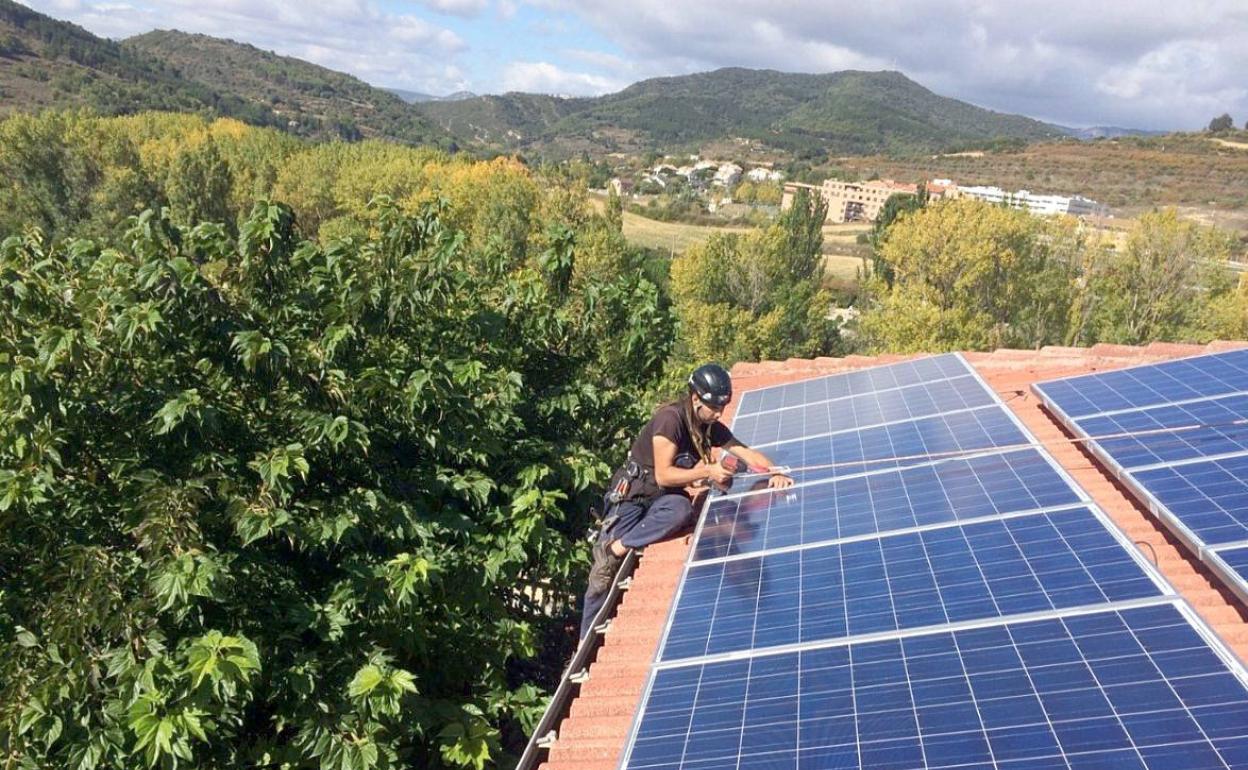 Placas solares en el tejado de una vivienda instaladas para el autoconsumo. 